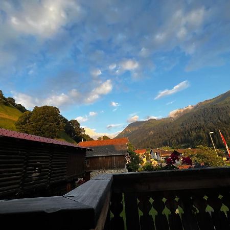 Ferienwohnung Uf Z'Enisch Klosters Bagian luar foto