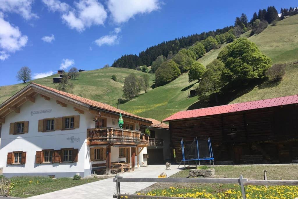 Ferienwohnung Uf Z'Enisch Klosters Bagian luar foto