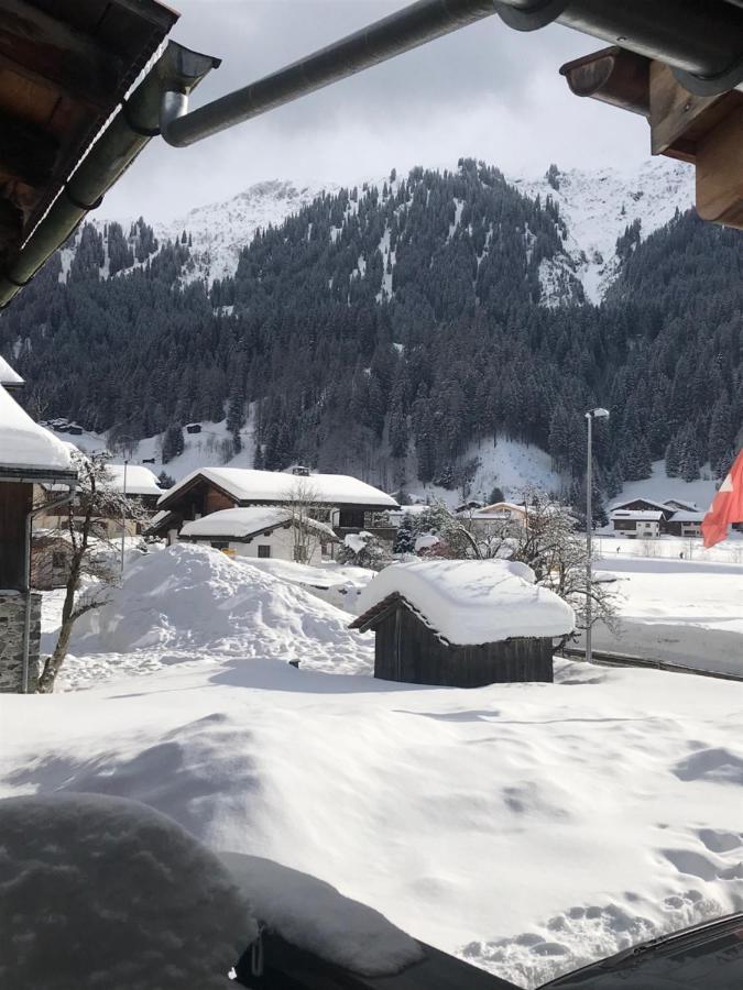 Ferienwohnung Uf Z'Enisch Klosters Bagian luar foto