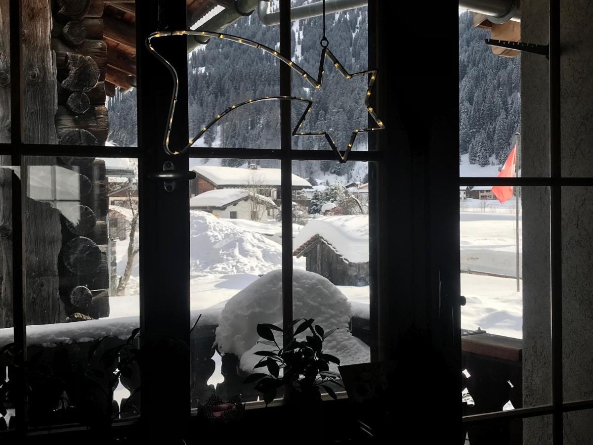 Ferienwohnung Uf Z'Enisch Klosters Bagian luar foto