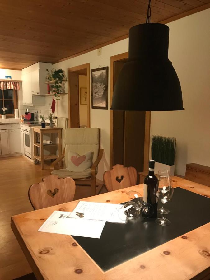 Ferienwohnung Uf Z'Enisch Klosters Bagian luar foto