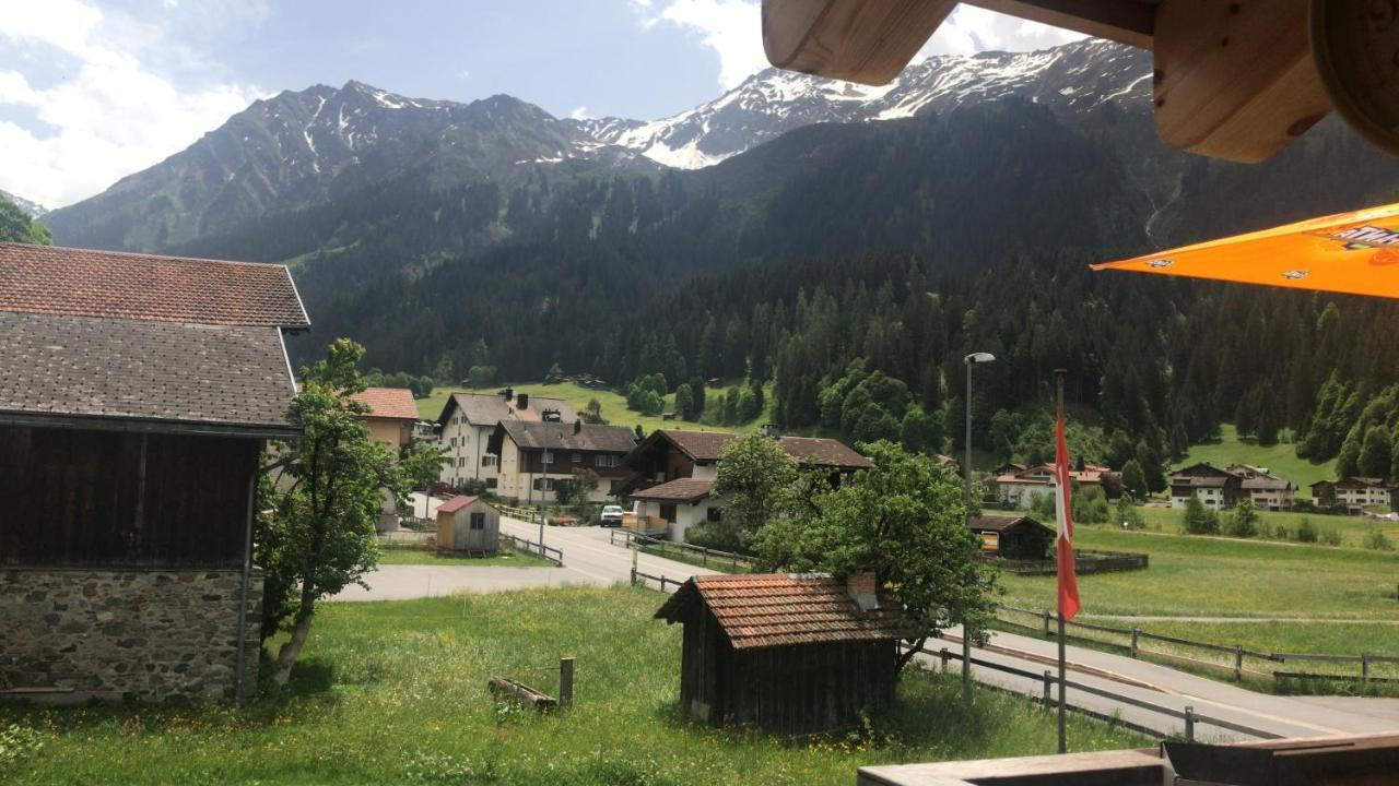 Ferienwohnung Uf Z'Enisch Klosters Bagian luar foto