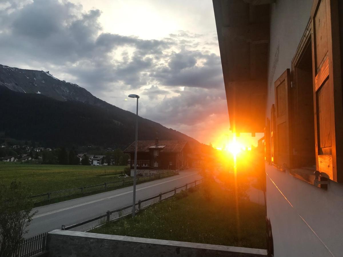 Ferienwohnung Uf Z'Enisch Klosters Bagian luar foto