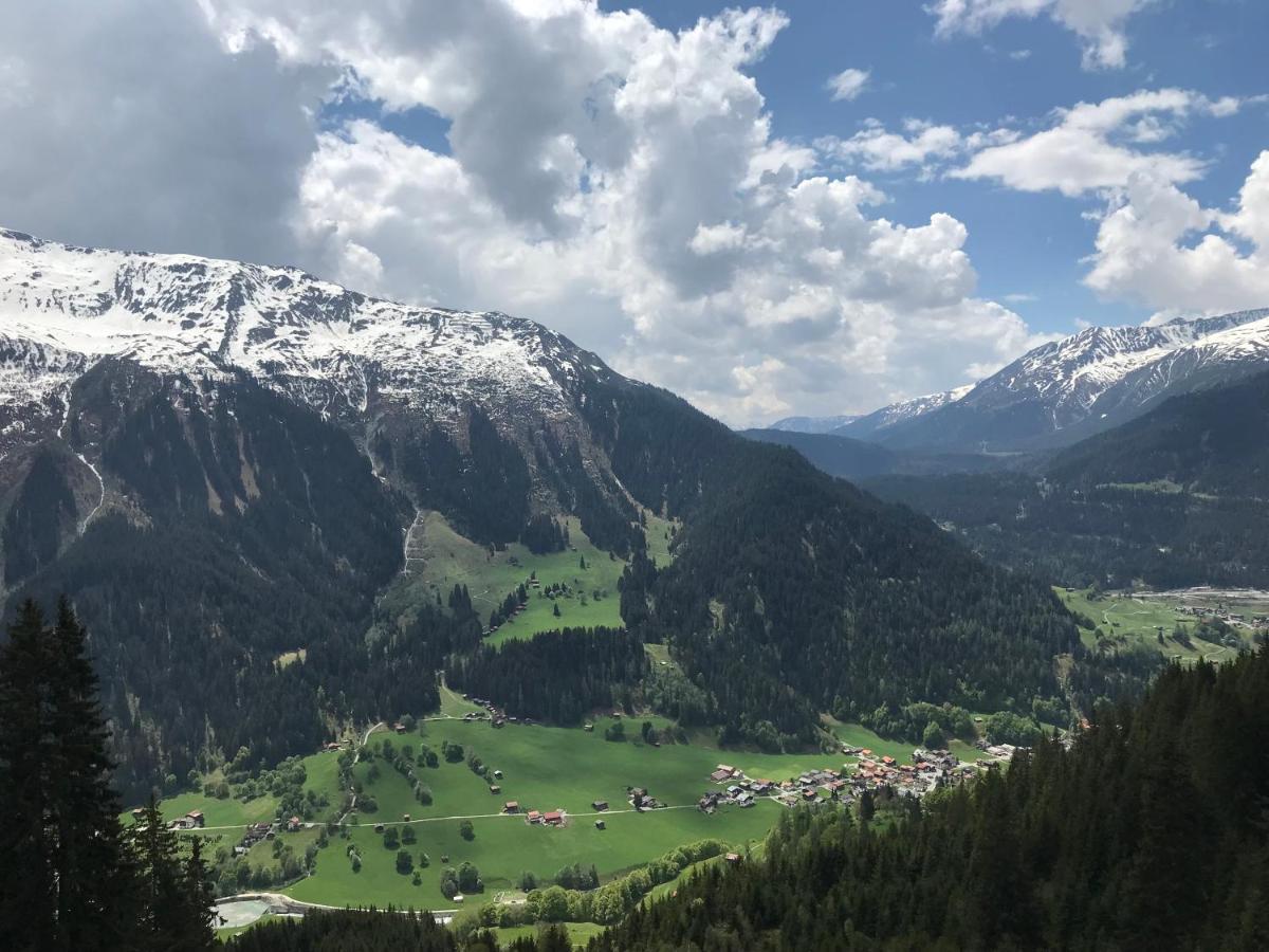 Ferienwohnung Uf Z'Enisch Klosters Bagian luar foto