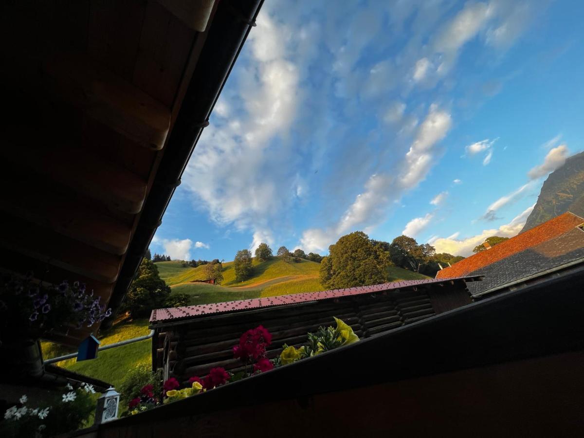 Ferienwohnung Uf Z'Enisch Klosters Bagian luar foto